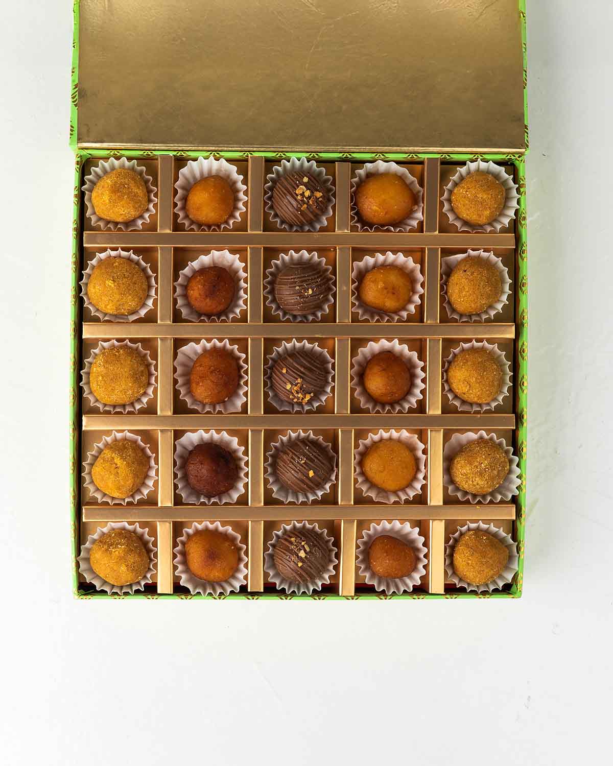 25 Ladoo's, Gulab Jamun and Truffles Gift box