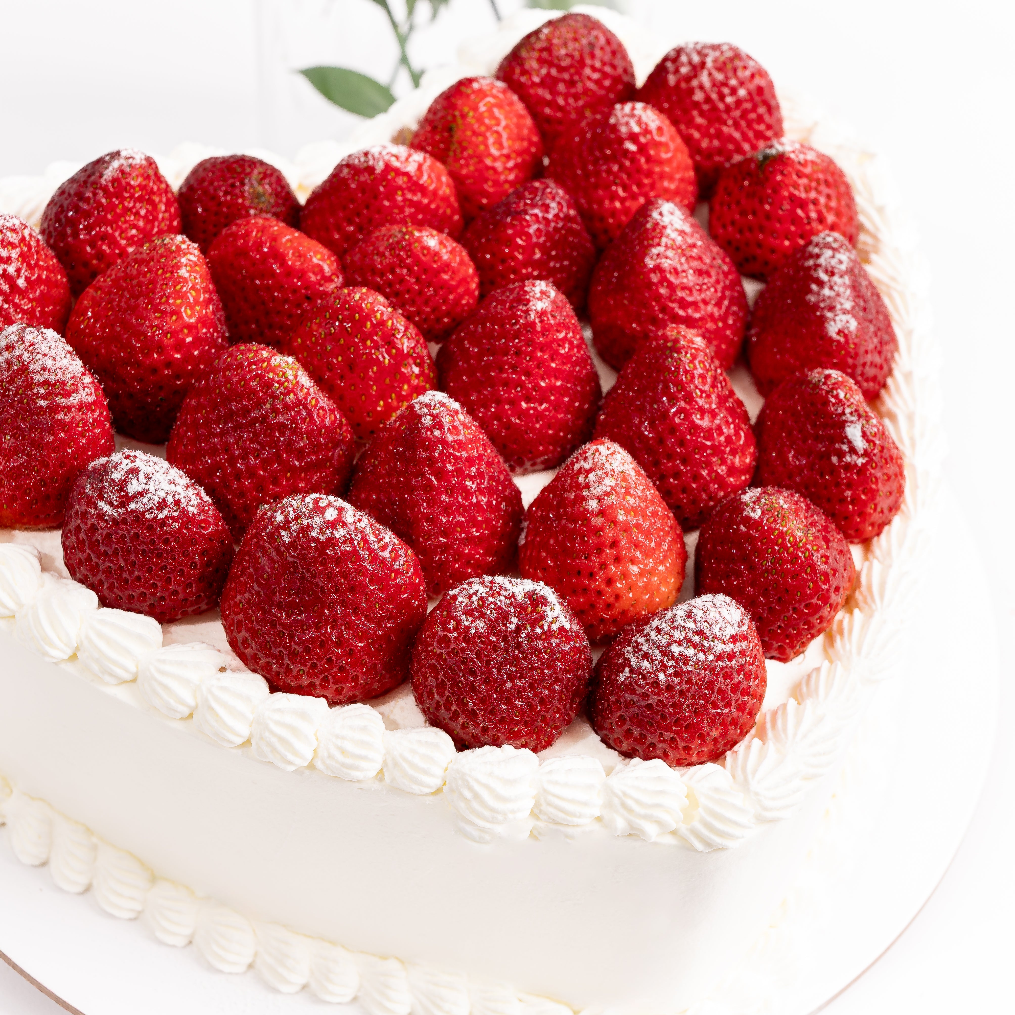 2KG Cake: 25-30 Fresh Strawberry